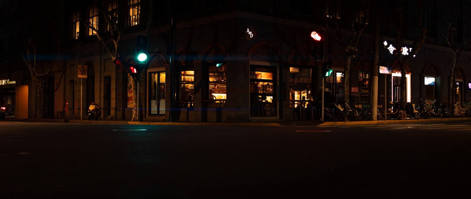 Esquina del edificio iluminada de noche